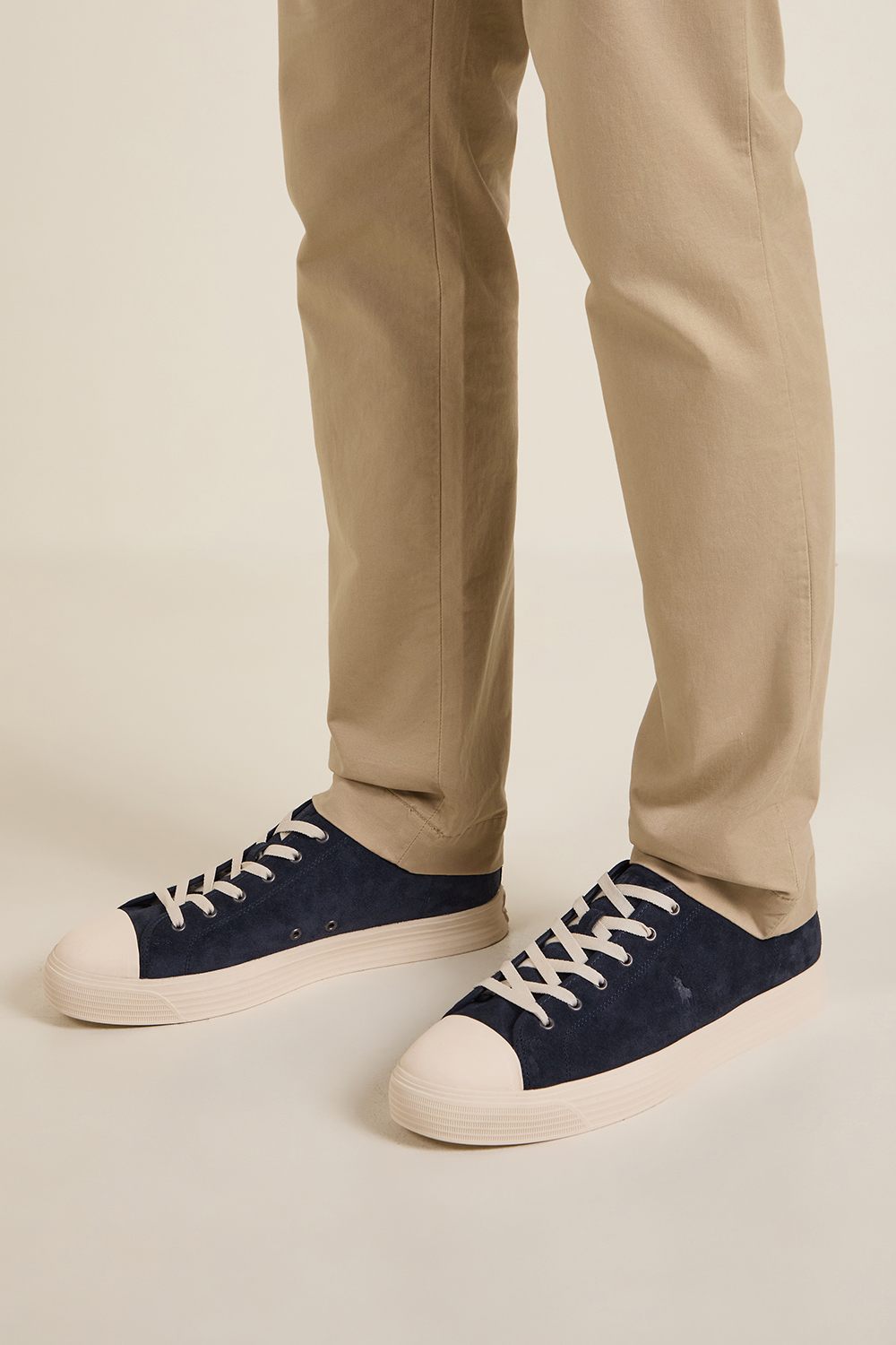 תמונת כל הלוק של נעלי סניקרס